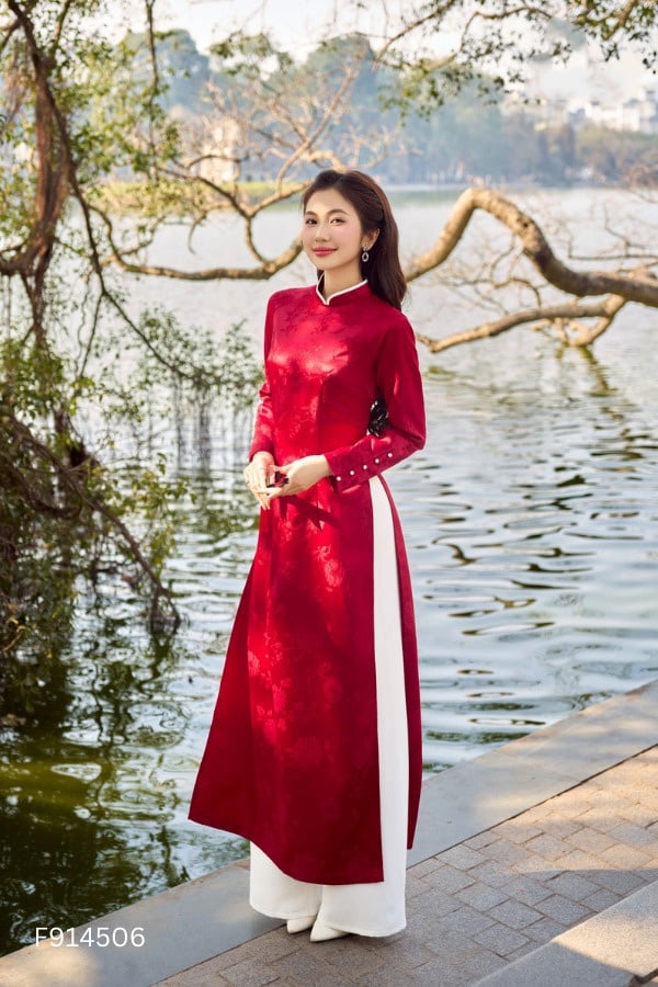 7. Áo dài gấm đỏ phối quần trắng cổ điển