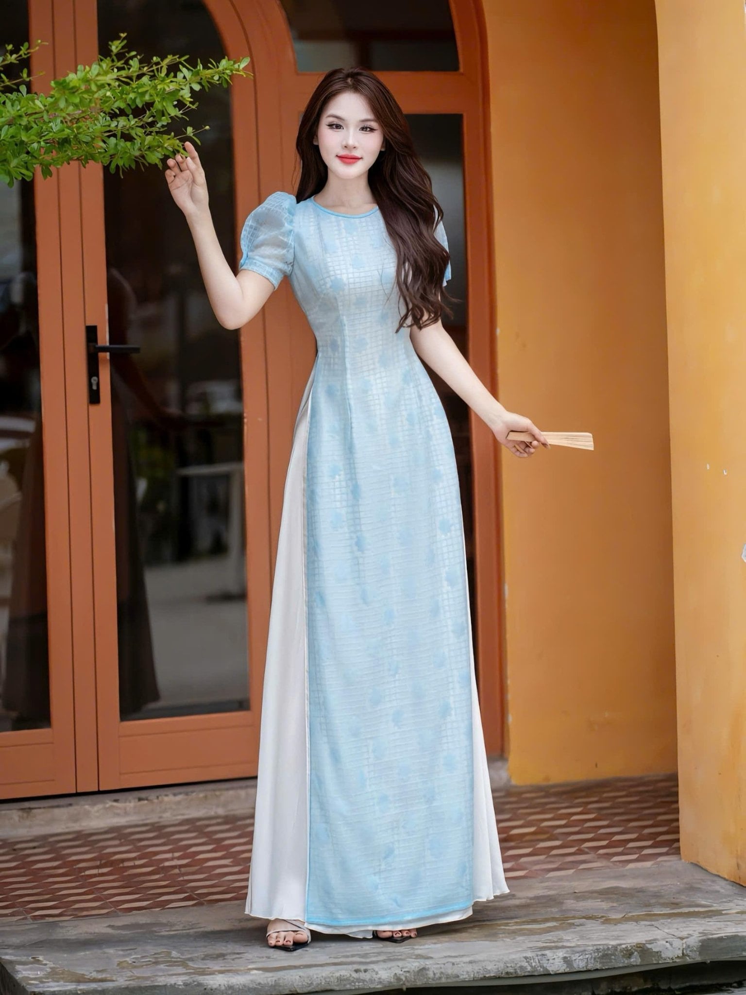 8. Áo dài gấm xanh nhạt cách tân tay tơ