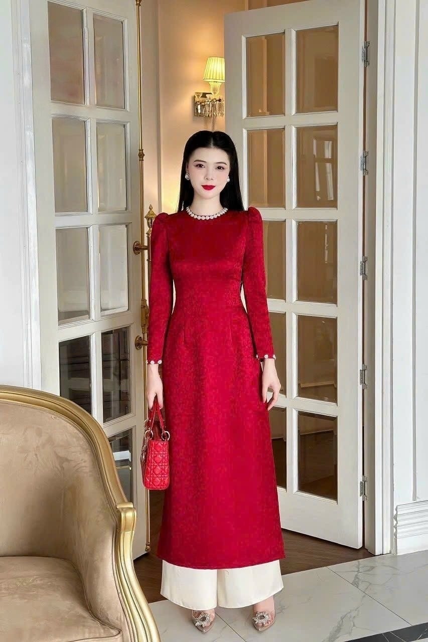 9. Áo dài gấm đỏ cổ ngọc trai sang trọng
