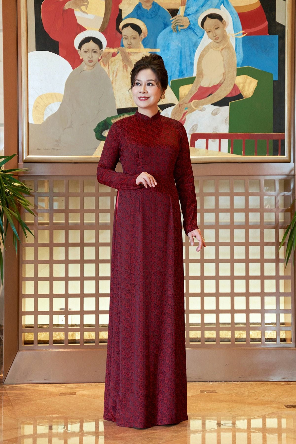 10. Áo dài gấm đỏ họa tiết cổ điển cho quý bà