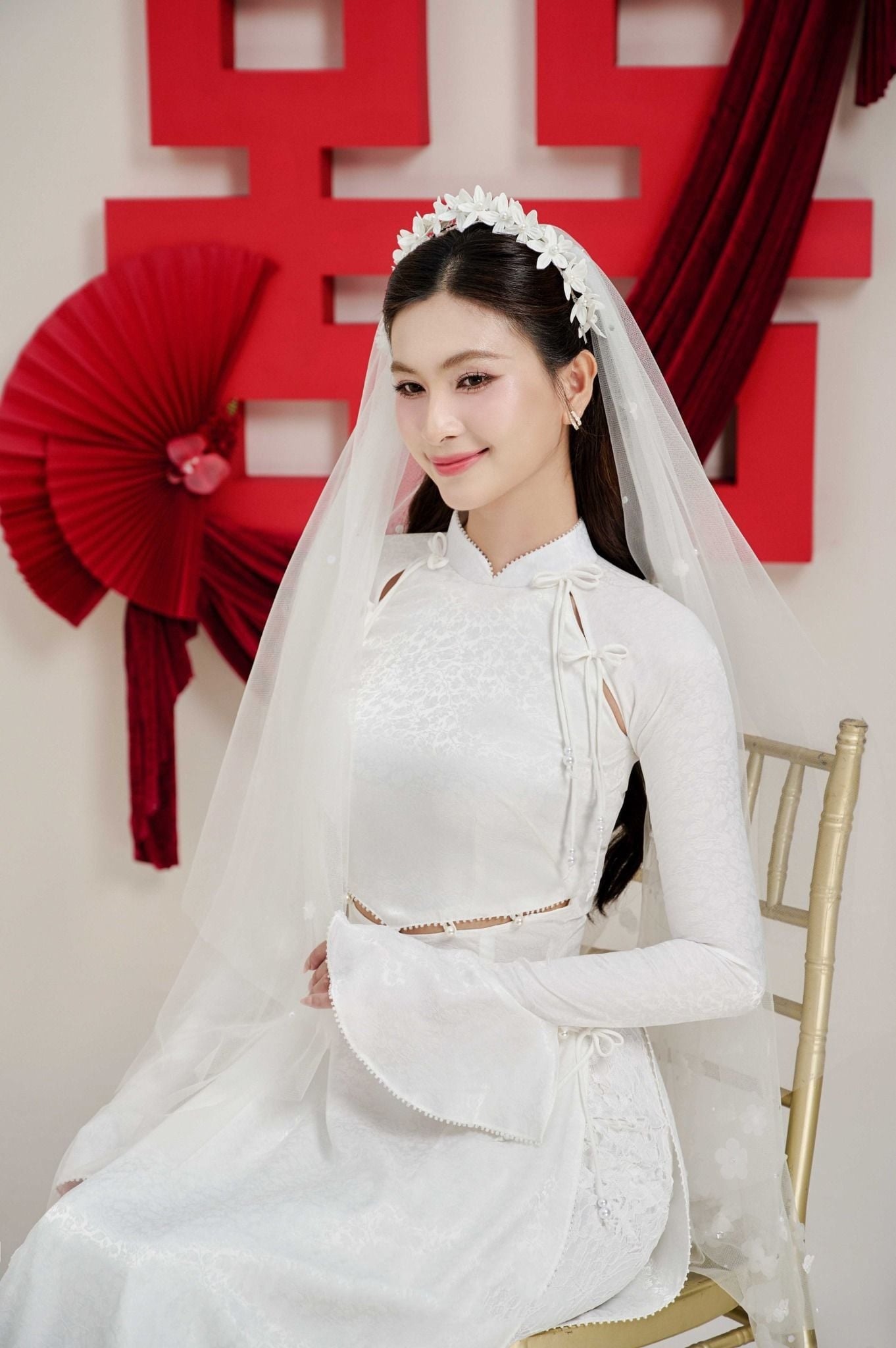 11. Áo dài gấm trắng cô dâu cách điệu