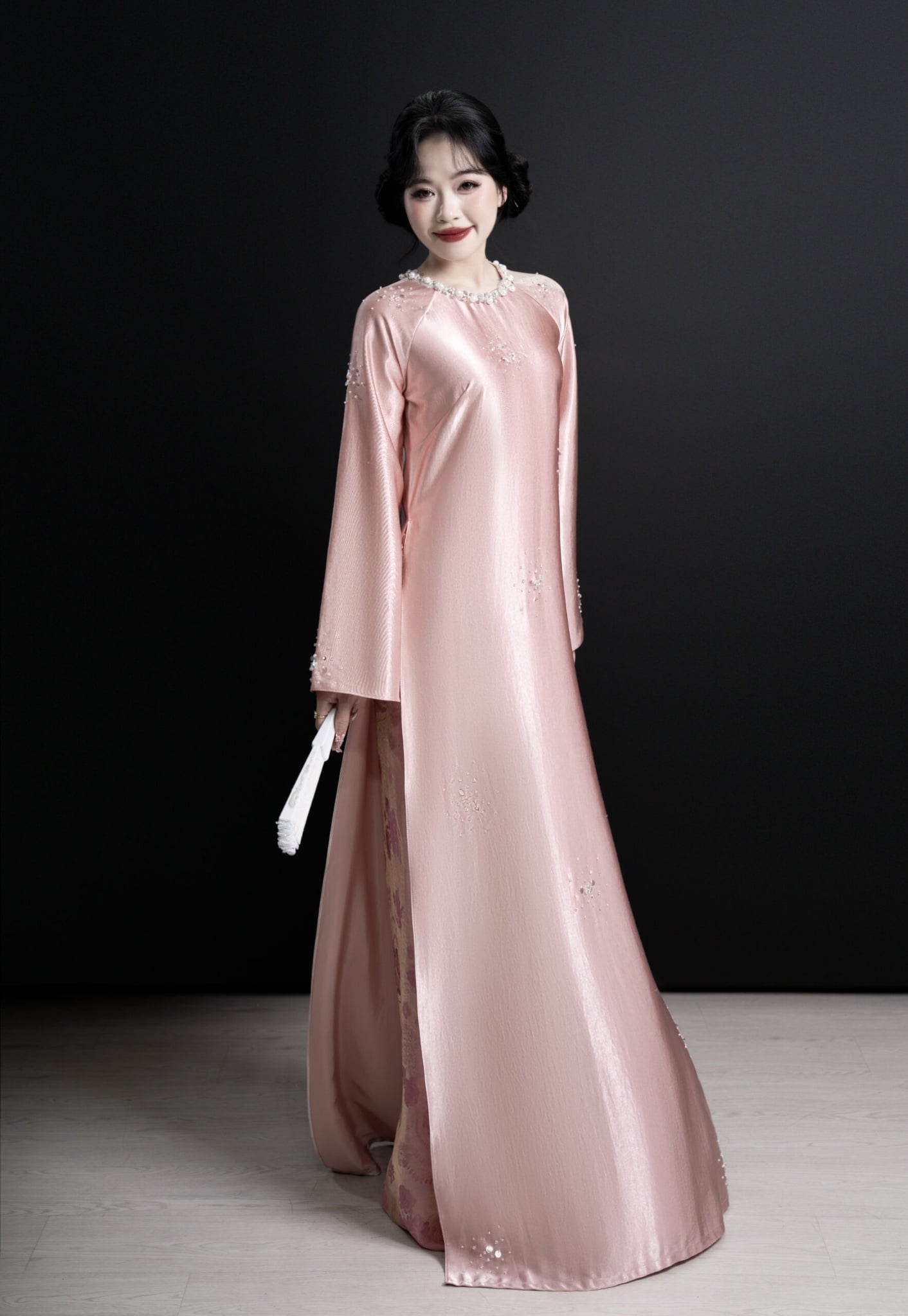 12. Áo dài gấm lụa hồng dáng suông