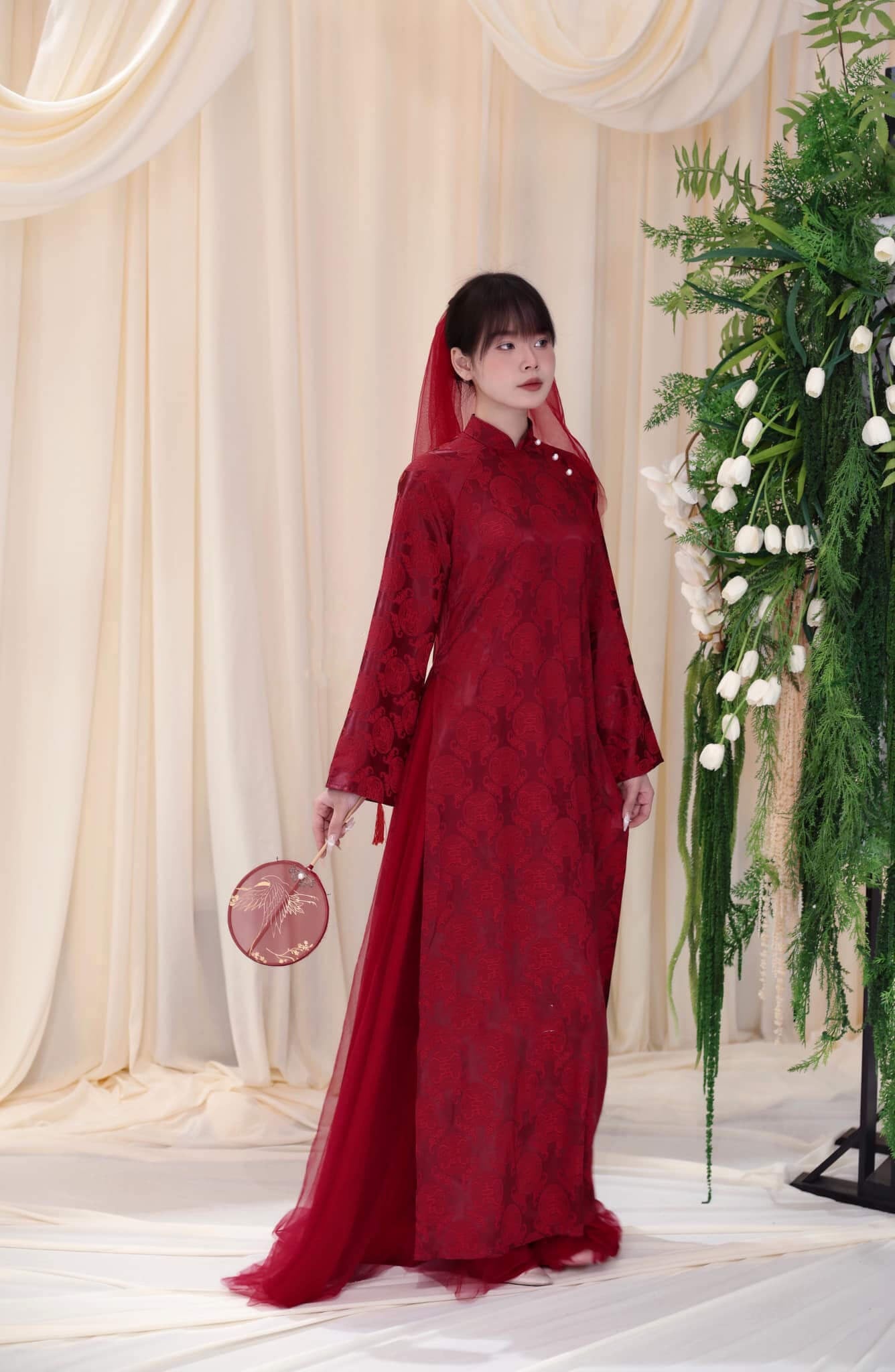 15. Áo dài gấm đỏ hoàng gia kèm voan