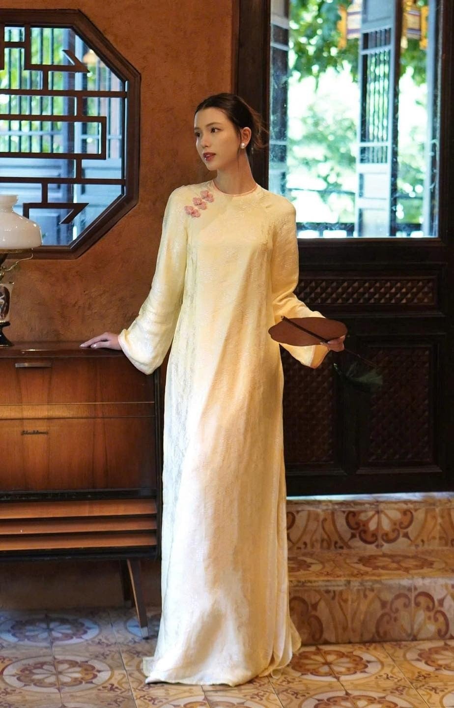 17. Áo dài gấm vàng nhạt dáng suông hoài cổ