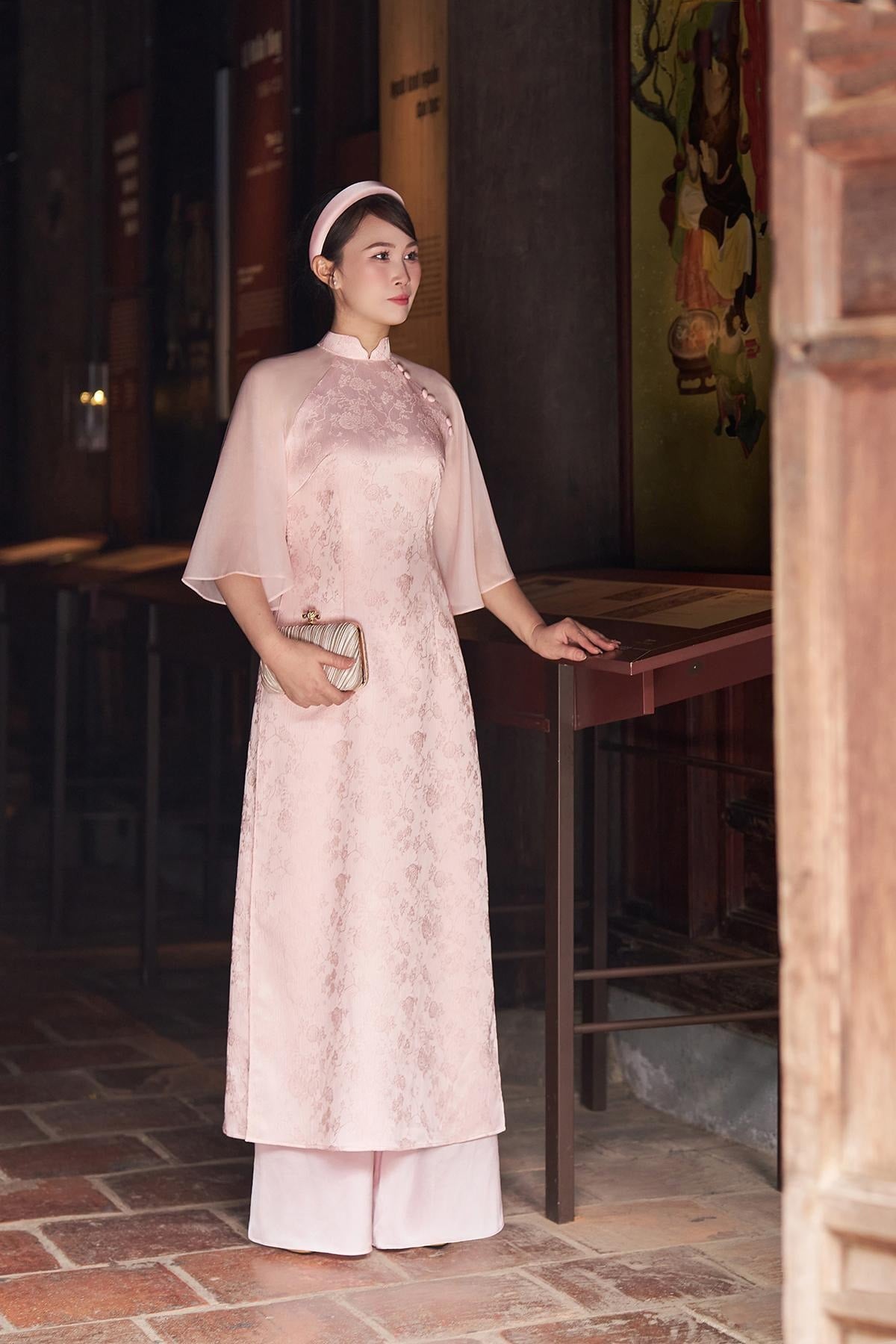 3. Áo dài gấm hồng truyền thống thanh lịch