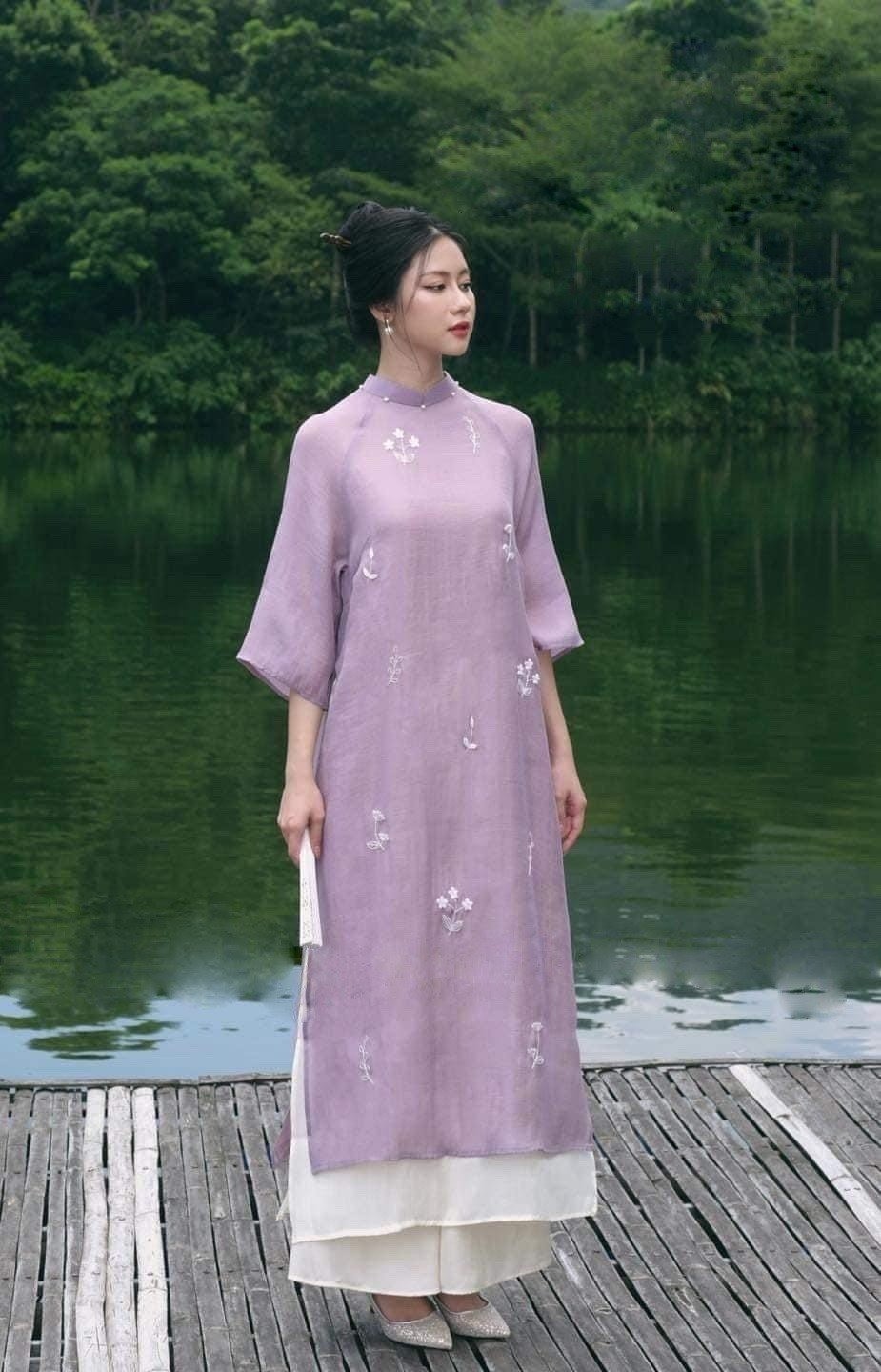 14. Áo dài đũi tím thêu hoa trắng mộc mạc