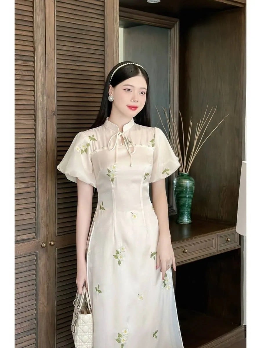 13. Áo dài trắng tay bồng thêu hoa cúc