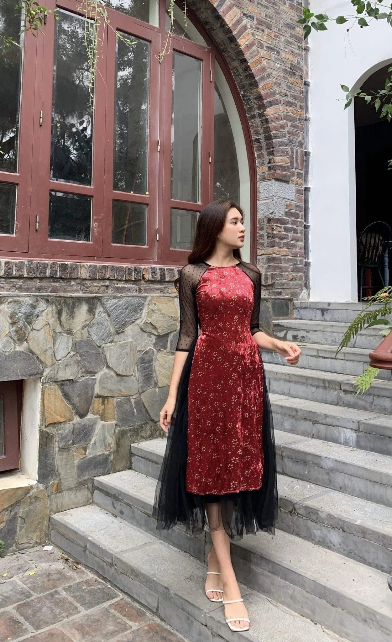 12. Áo dài nhung đỏ phối lưới đen quyến rũ