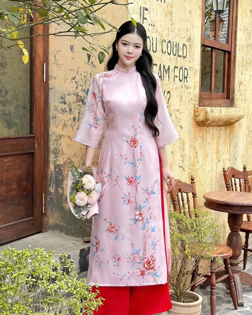 11. Áo dài hồng pastel thêu hoa nổi