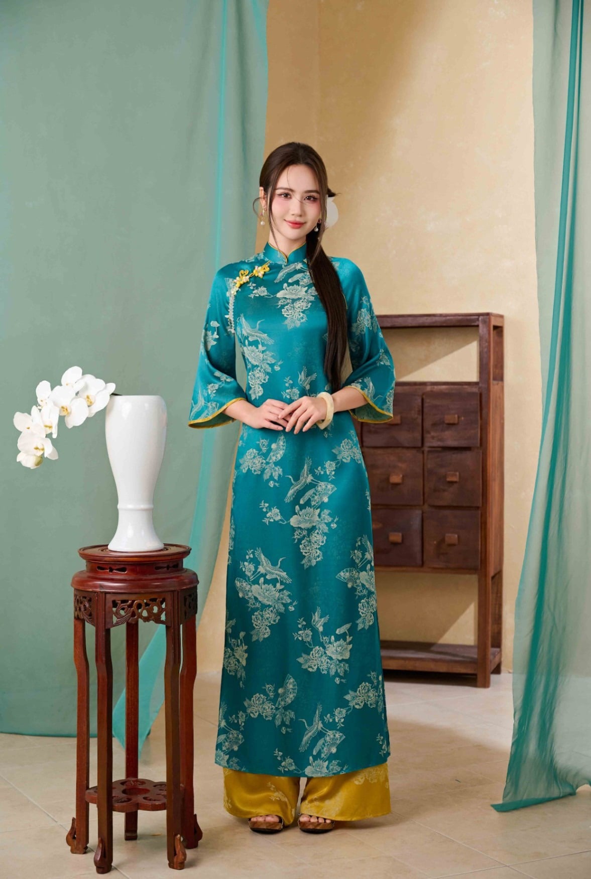 10. Áo dài xanh cổ vịt họa tiết hạc và hoa