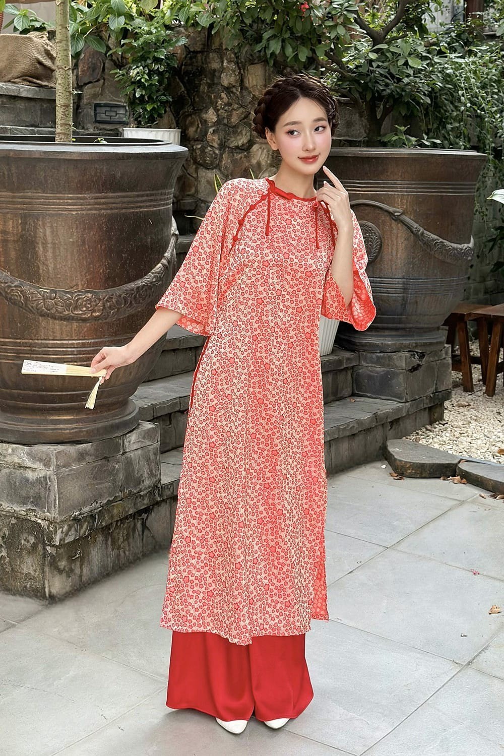 9. Áo dài đỏ dáng suông họa tiết hoa mai trắng
