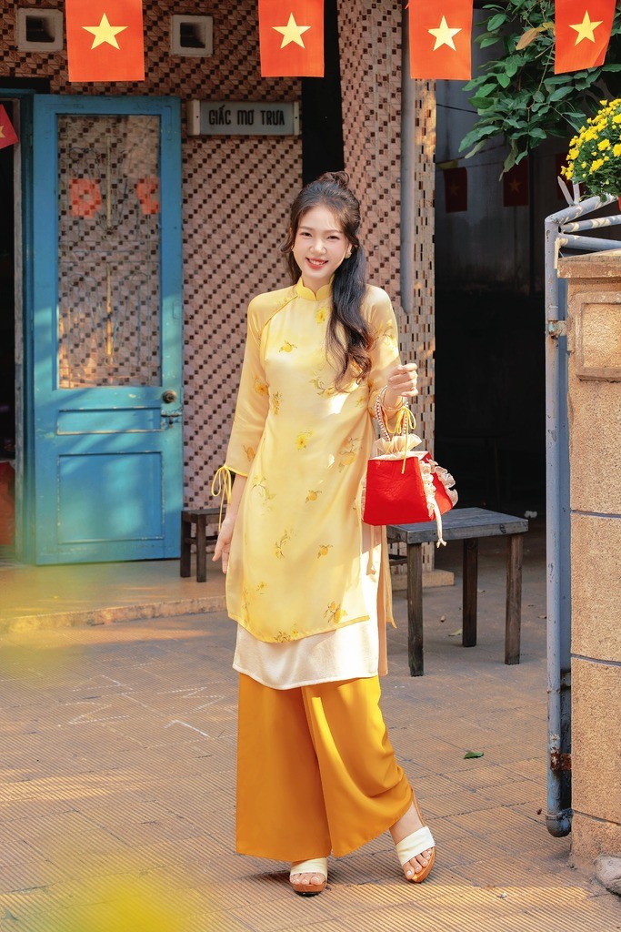 4. Áo dài vàng rực rỡ phong cách Cô Ba Sài Gòn