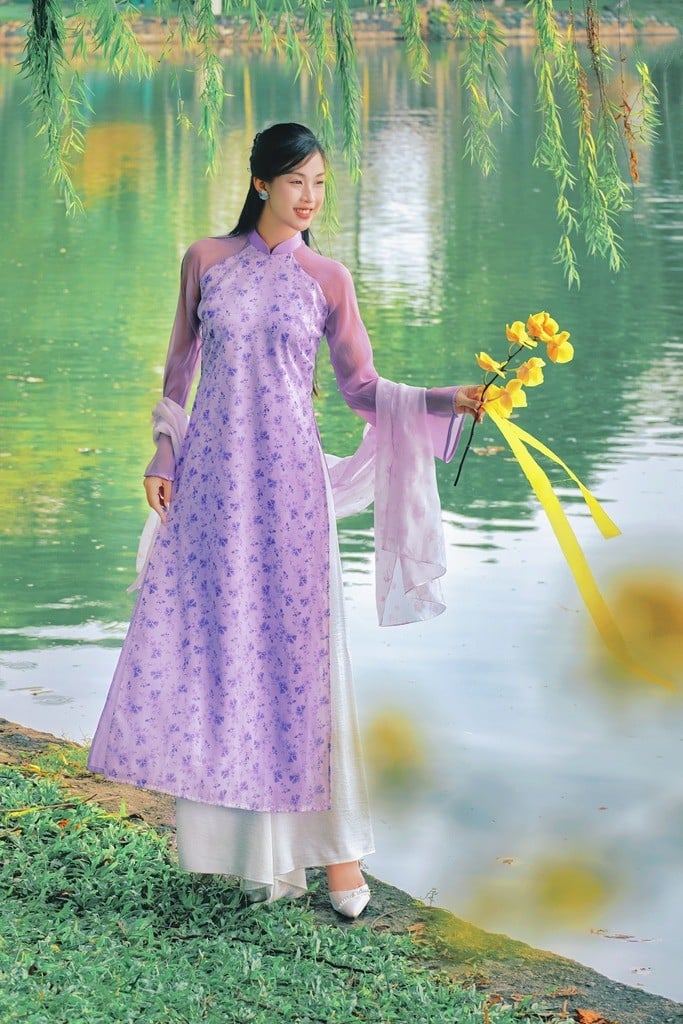 3. Áo dài tím mộng mơ chất liệu voan tơ