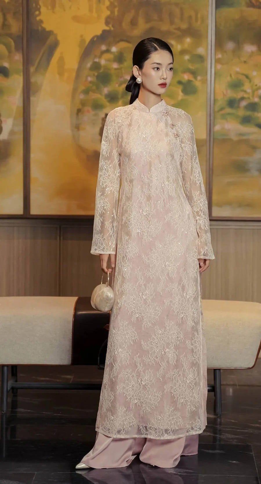 10. Áo Dài Ren Kim Sa Be Sáng Sang Trọng