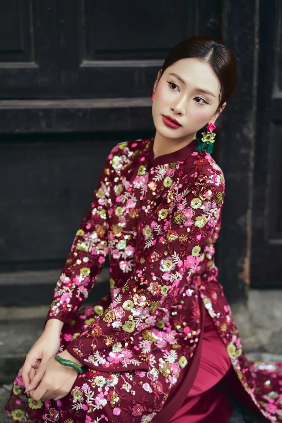 13. Áo Dài Kim Sa Đỏ Thêu Hoa Đa Sắc