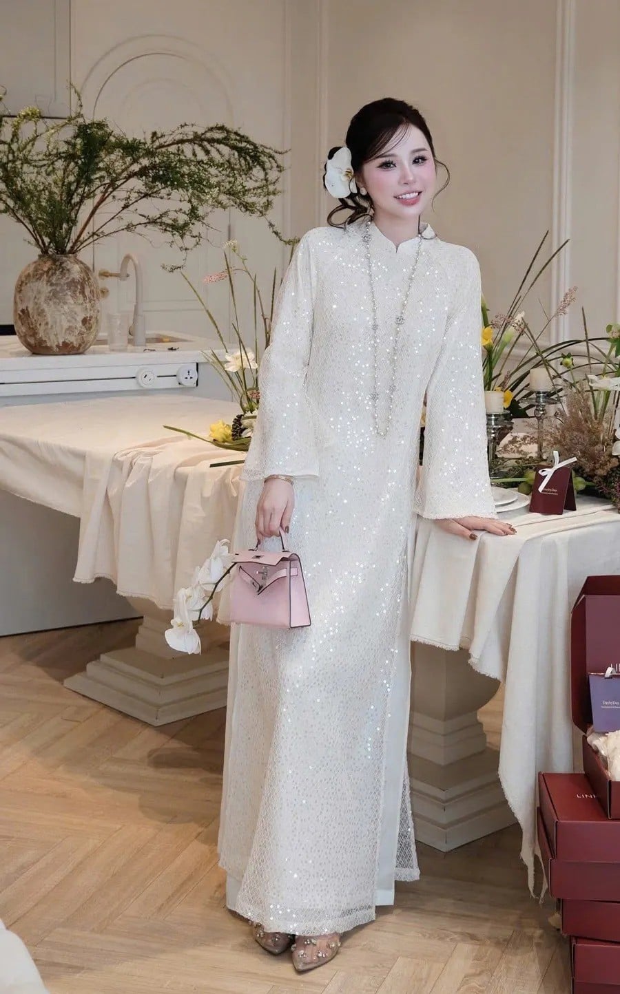 14. Áo Dài Kim Sa Trắng Ánh Bạc Kiêu Sa