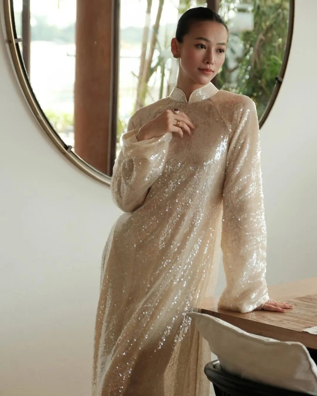 18. Áo Dài Kim Sa Vàng Nhạt Tối Giản