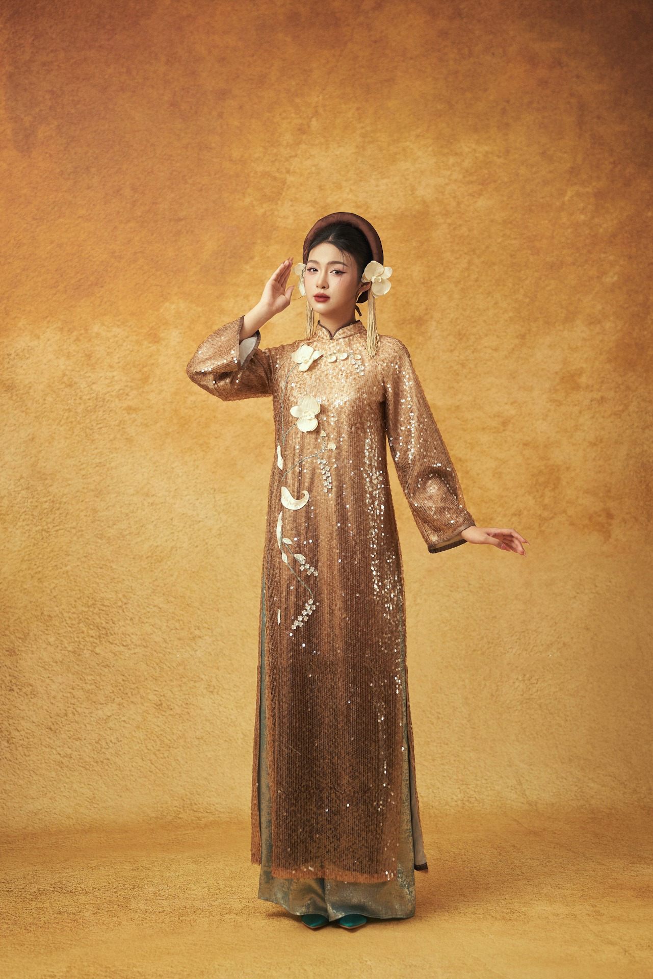 19. Áo Dài Kim Sa Vàng Đồng Đính Hoa Nổi