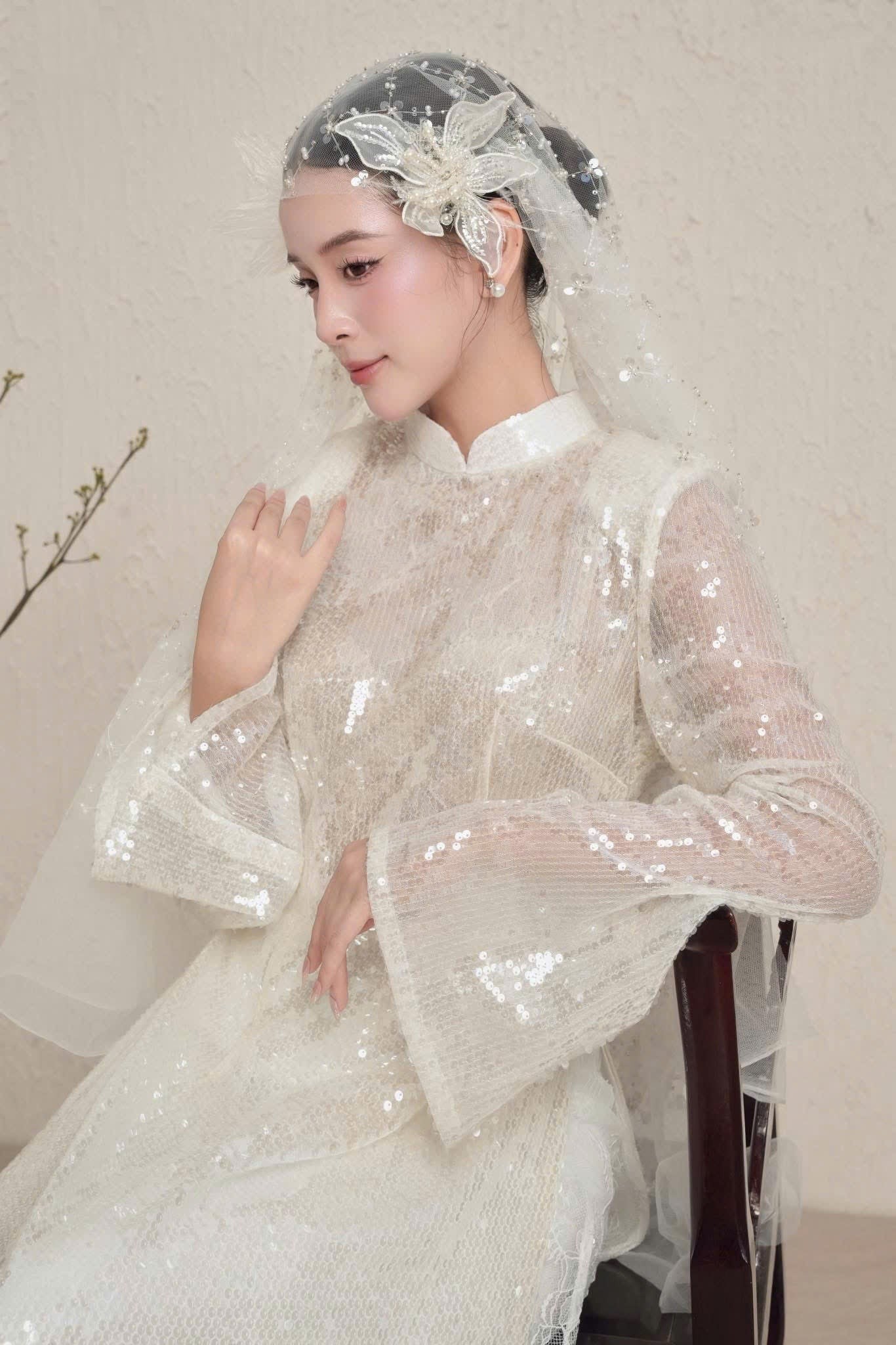 25. Áo Dài Kim Sa Trắng Đính Ngọc Trai Cưới