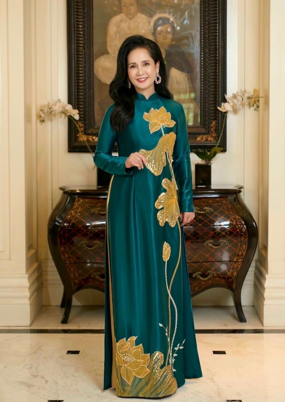 29. Mẫu áo dài kết kim sa thủ công