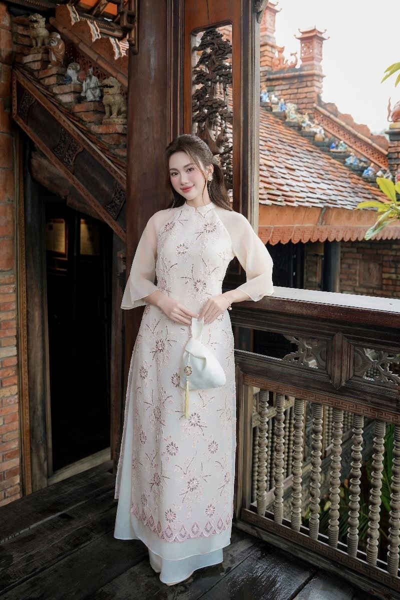 8. Áo Dài Kim Sa Kem Thêu Hoa Hồng