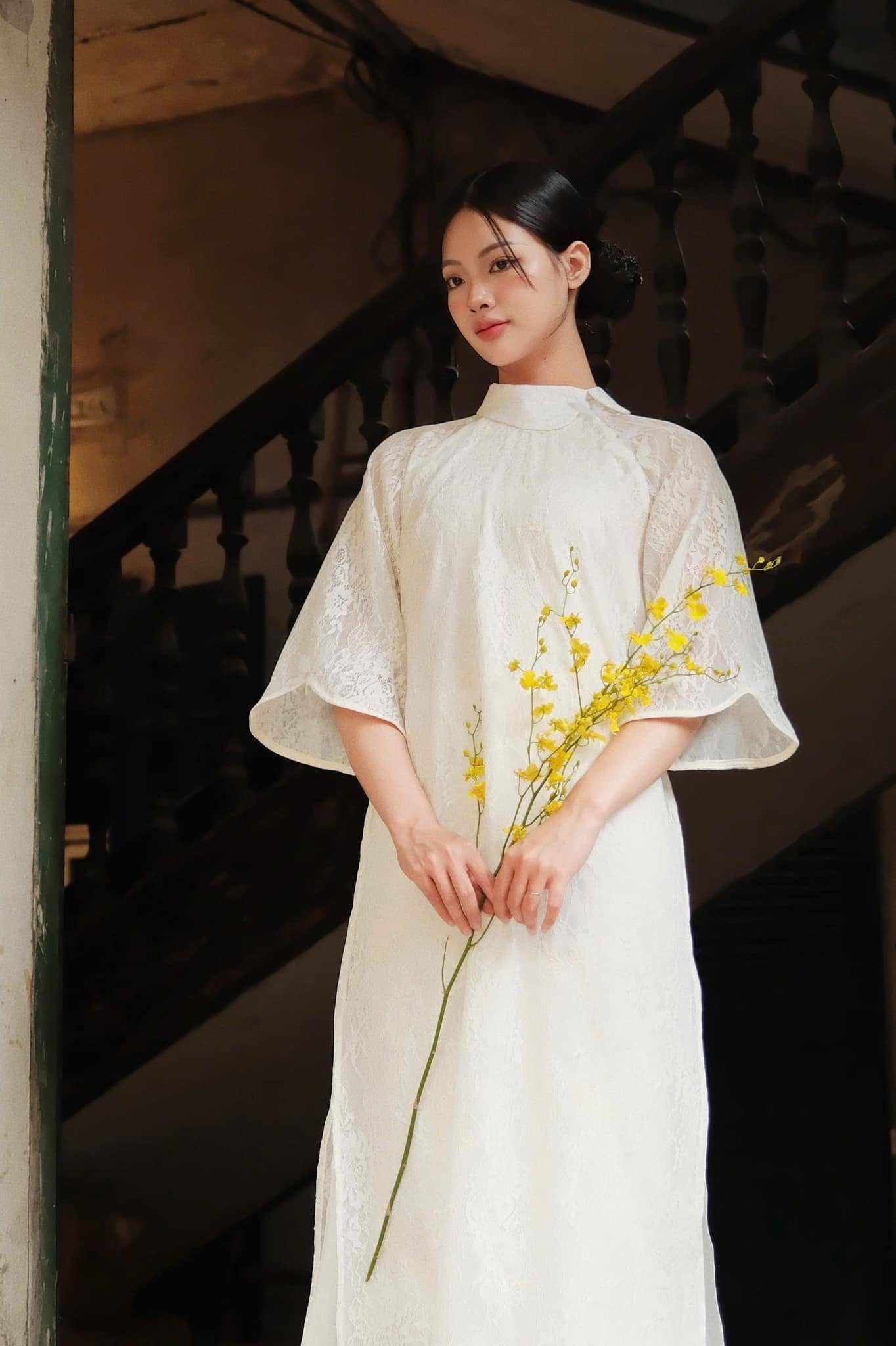 9. Áo Dài Kim Sa Trắng Tinh Khôi