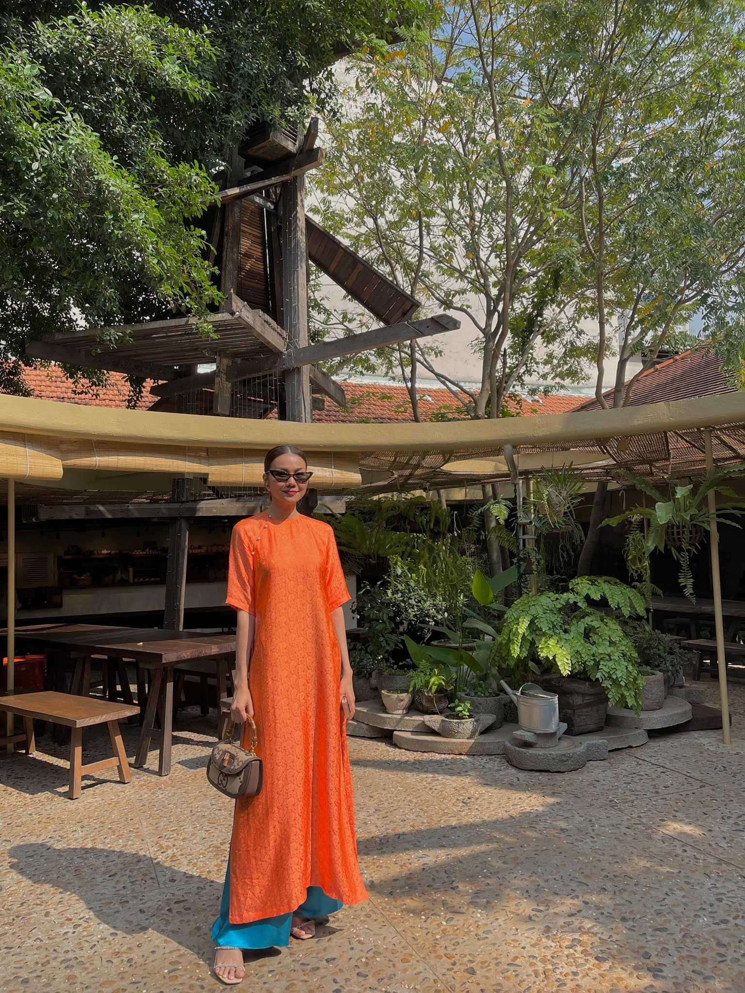 17. Áo dài cách tân dáng suông màu cam vân nổi