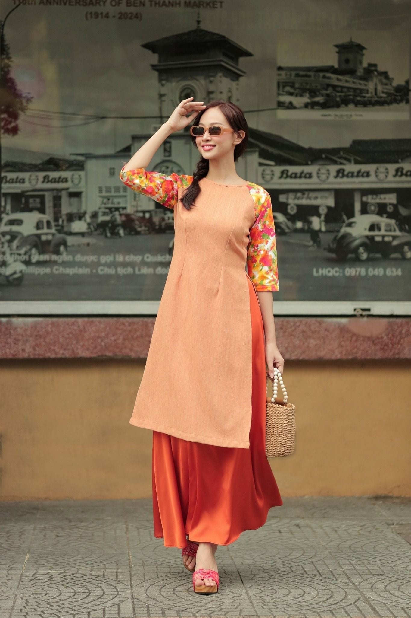 10. Áo dài cách tân vải đũi phối tay hoa rực rỡ