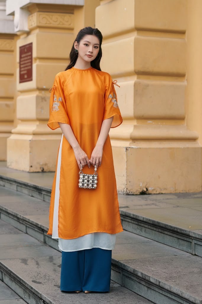 1. Áo dài lụa cam dáng suông tay lửng thêu hoa