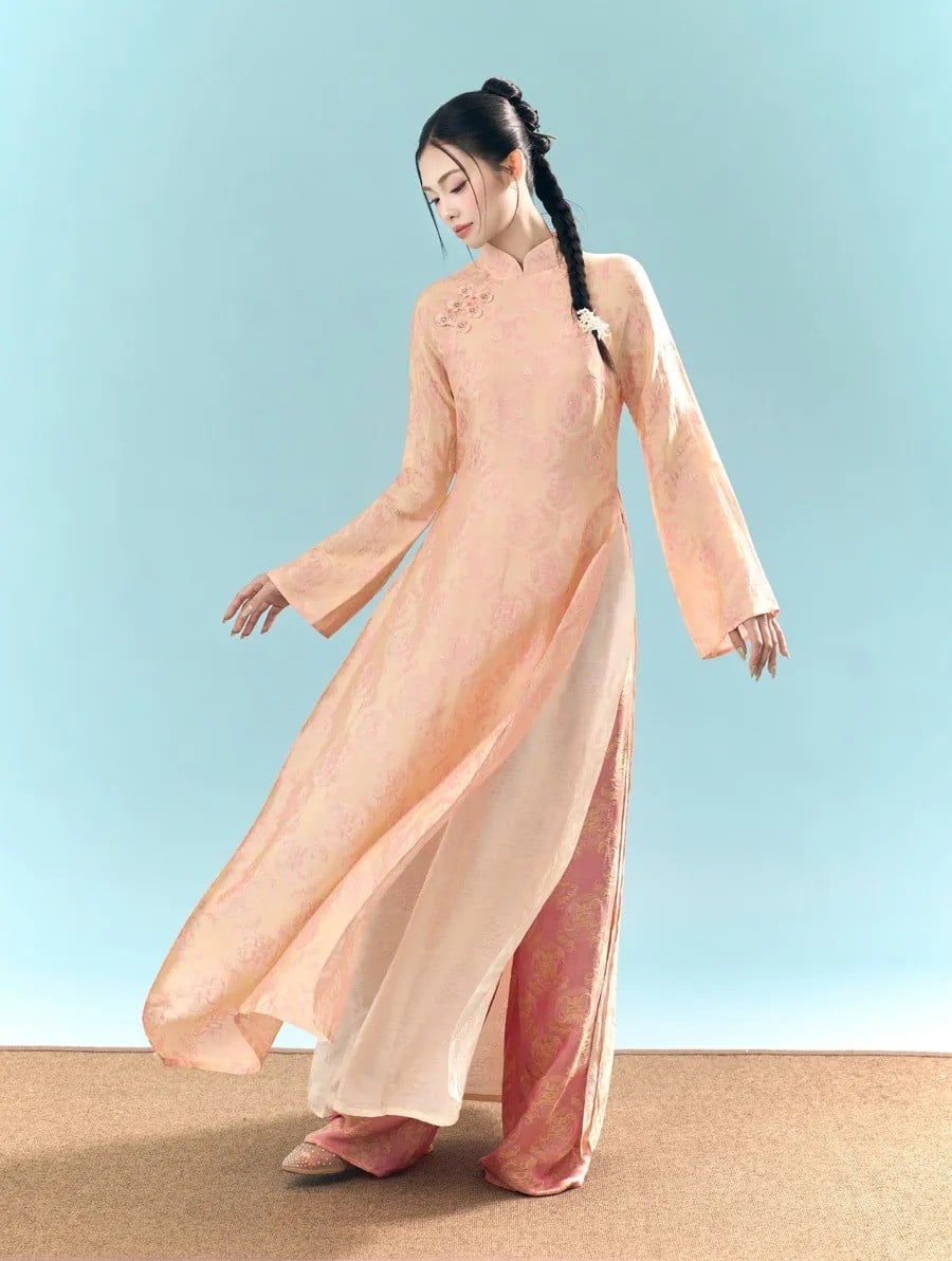 6. Áo dài cách tân gấm lụa màu cam phấn dáng rộng