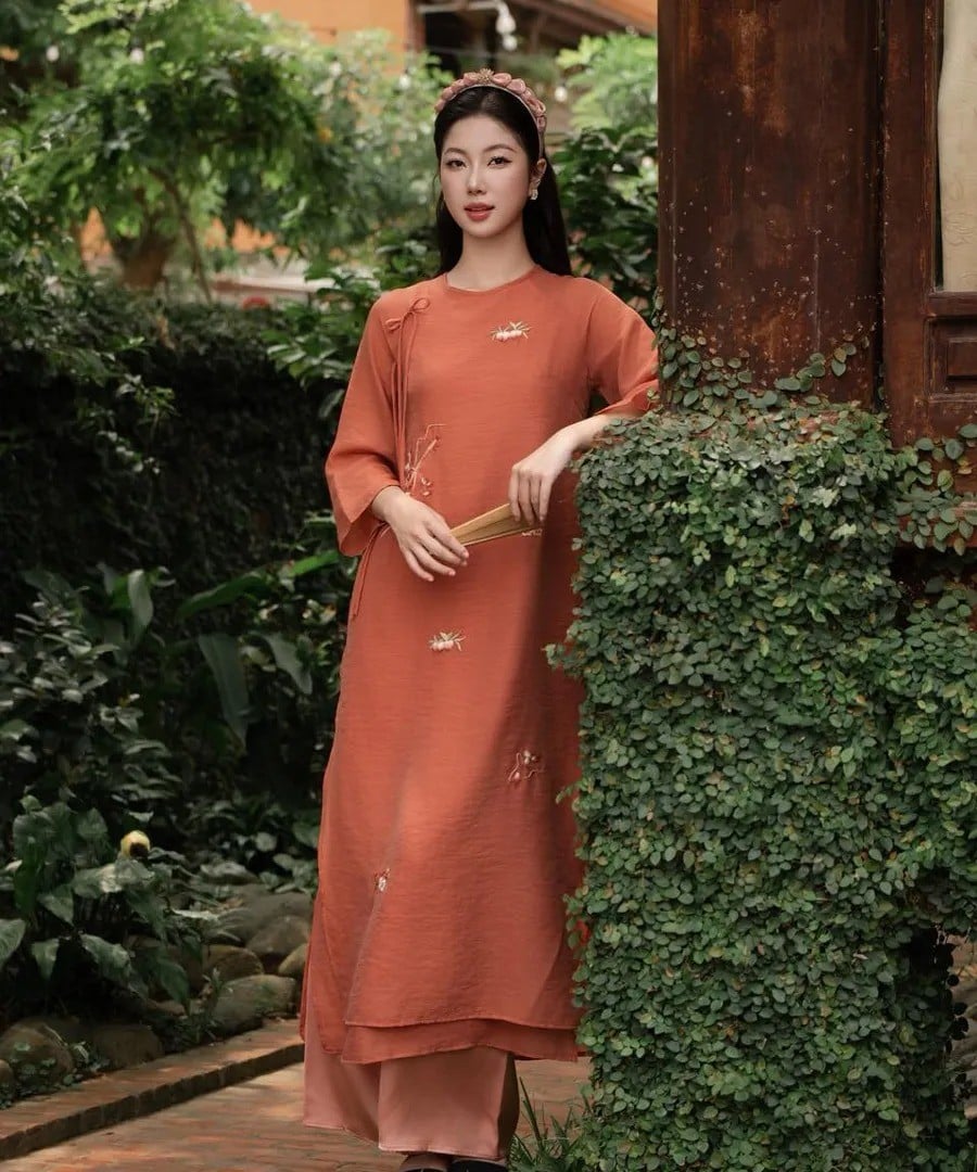 2. Áo dài cam đất dáng suông đính hoa nhí