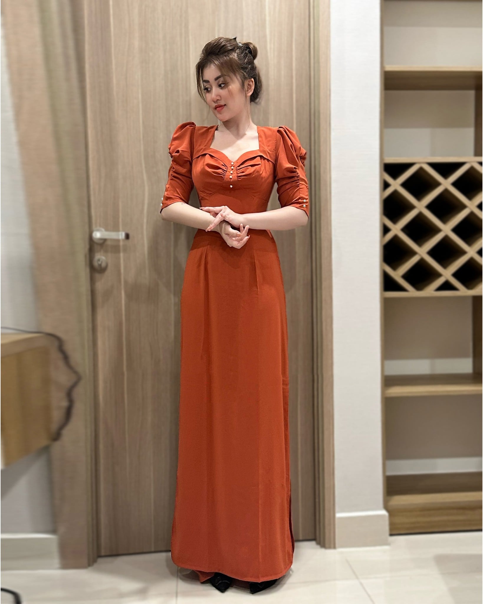 25. Áo dài cách tân cổ vuông tay bồng màu cam gạch