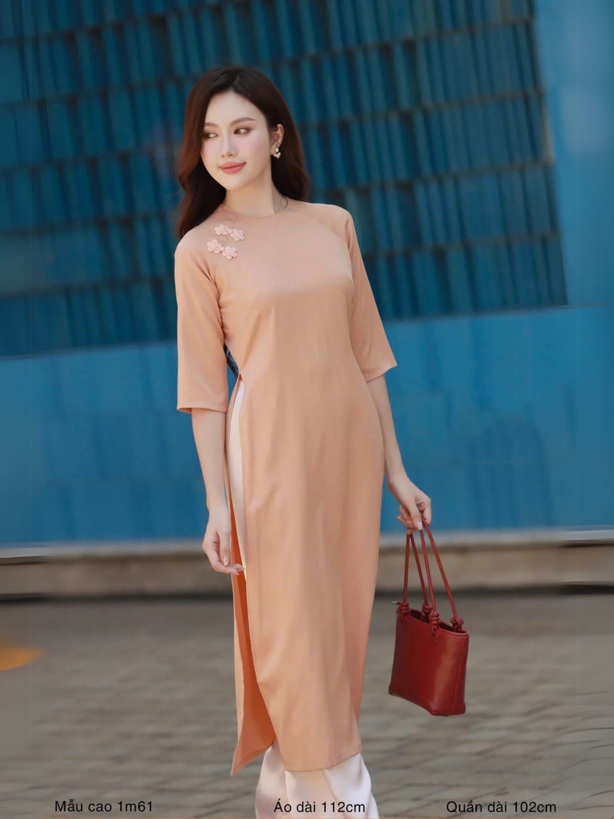 24. Áo dài lụa màu cam nude đính hoa nổi 3D