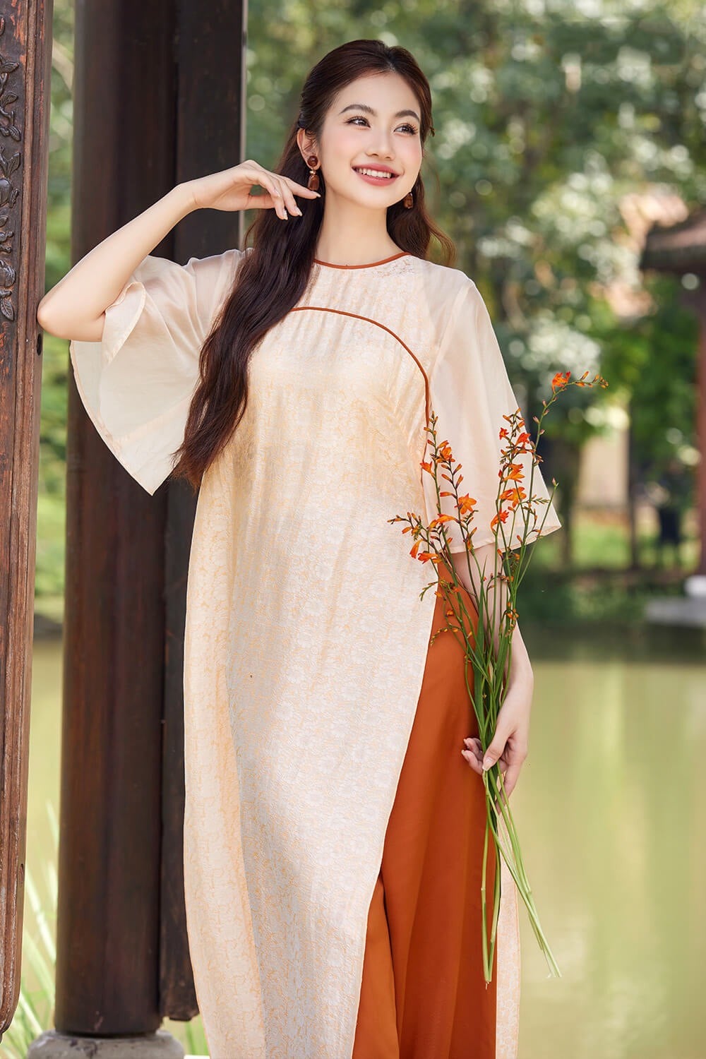 19. Áo dài cách tân lụa tơ màu cam pastel viền nâu