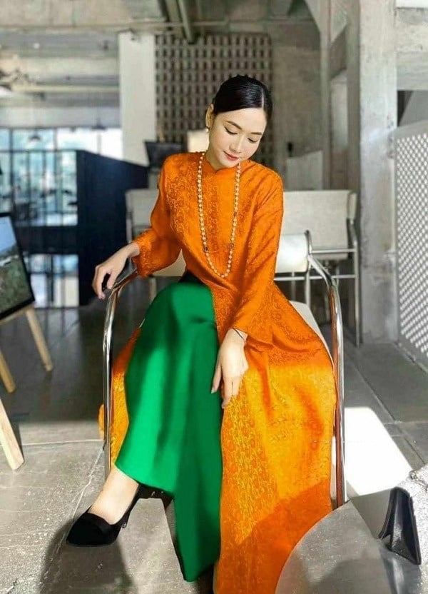 16. Áo dài gấm cam phối quần xanh lá tương phản