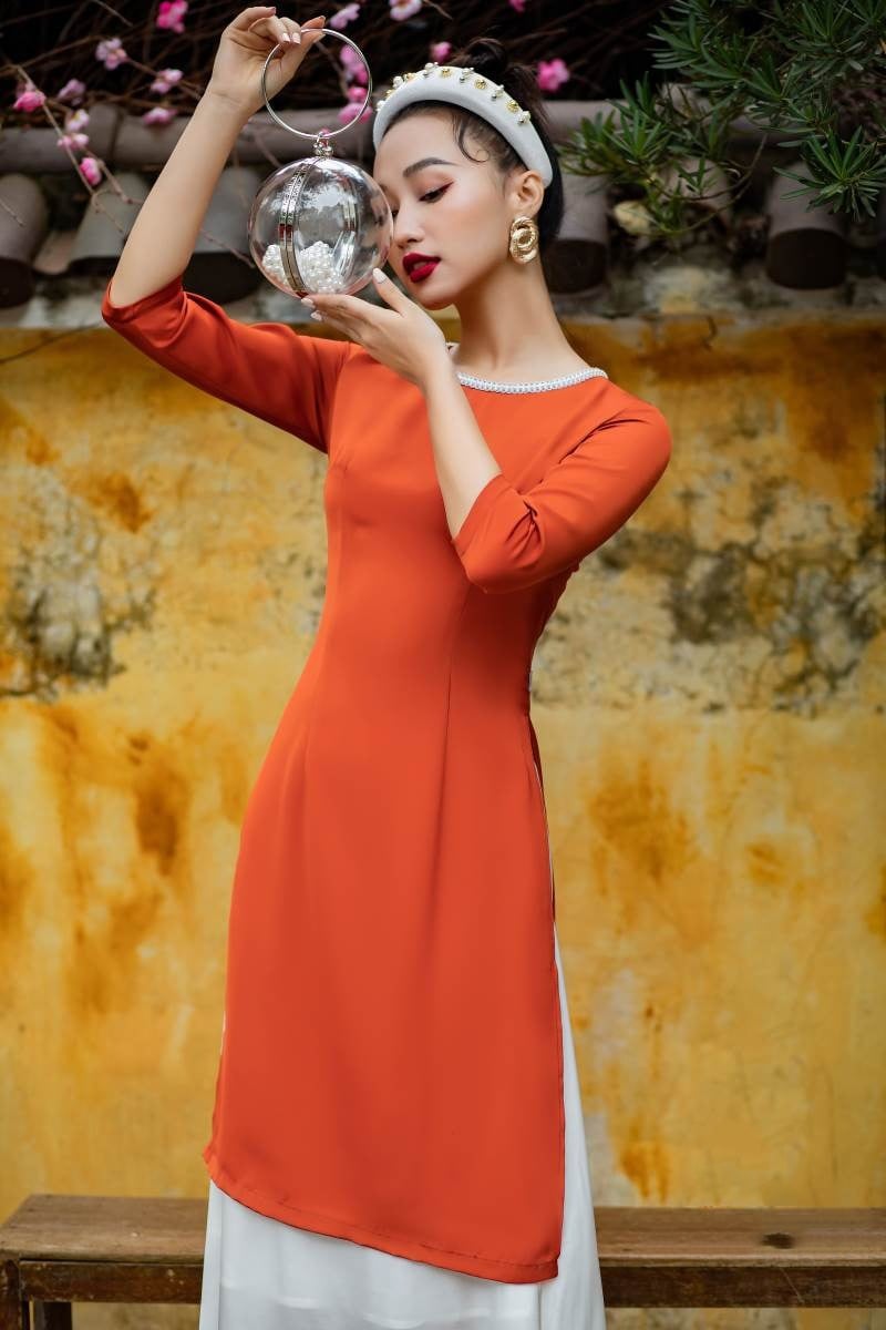 12. Áo dài cam đất cổ tròn đính ngọc trai viền