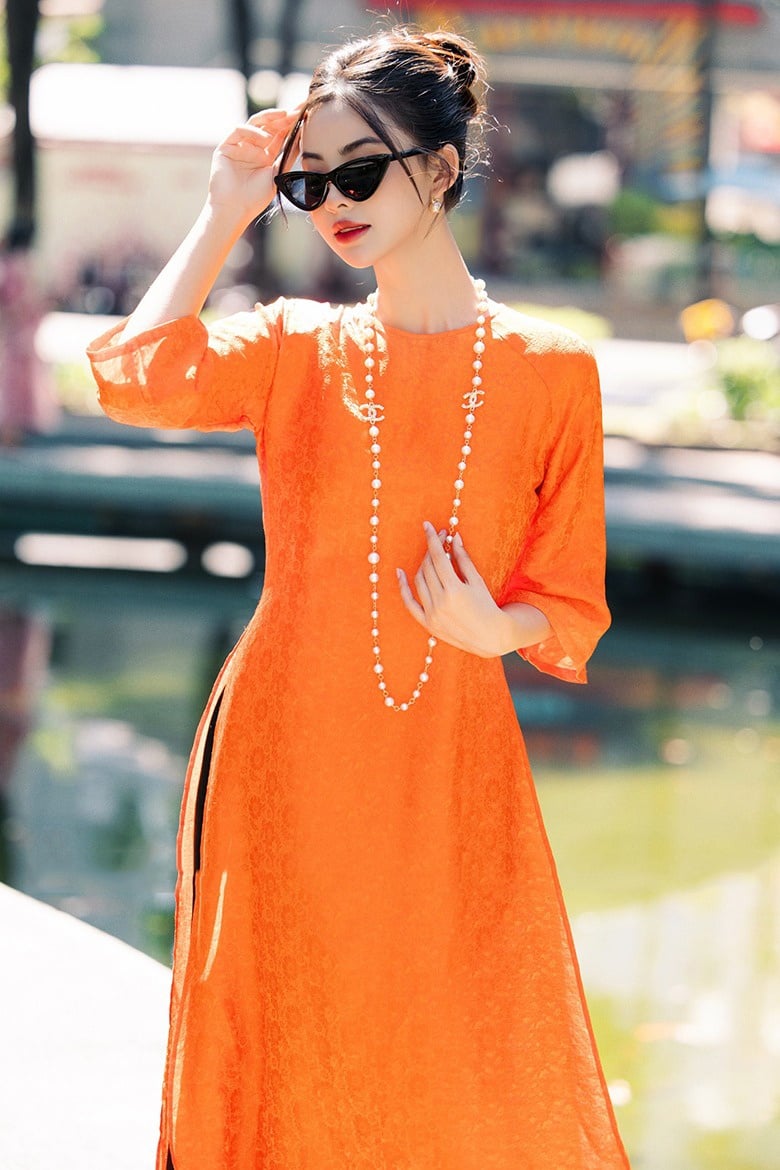 11. Áo dài tơ tằm màu cam dáng suông mỏng nhẹ