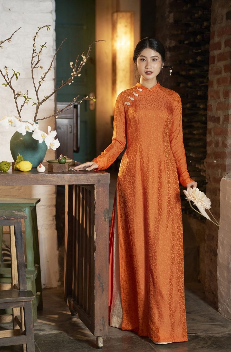 4. Áo dài gấm cam họa tiết chìm sang trọng