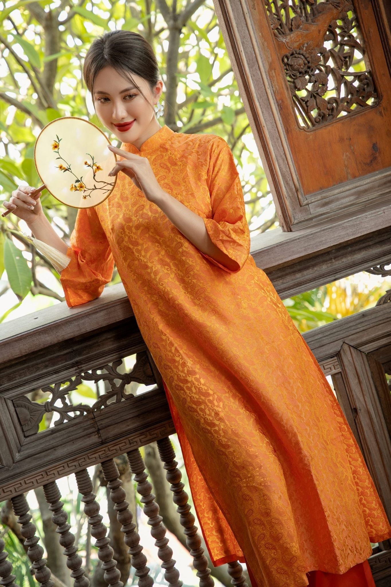 29. Áo dài gấm họa tiết hoa dây màu vàng cam
