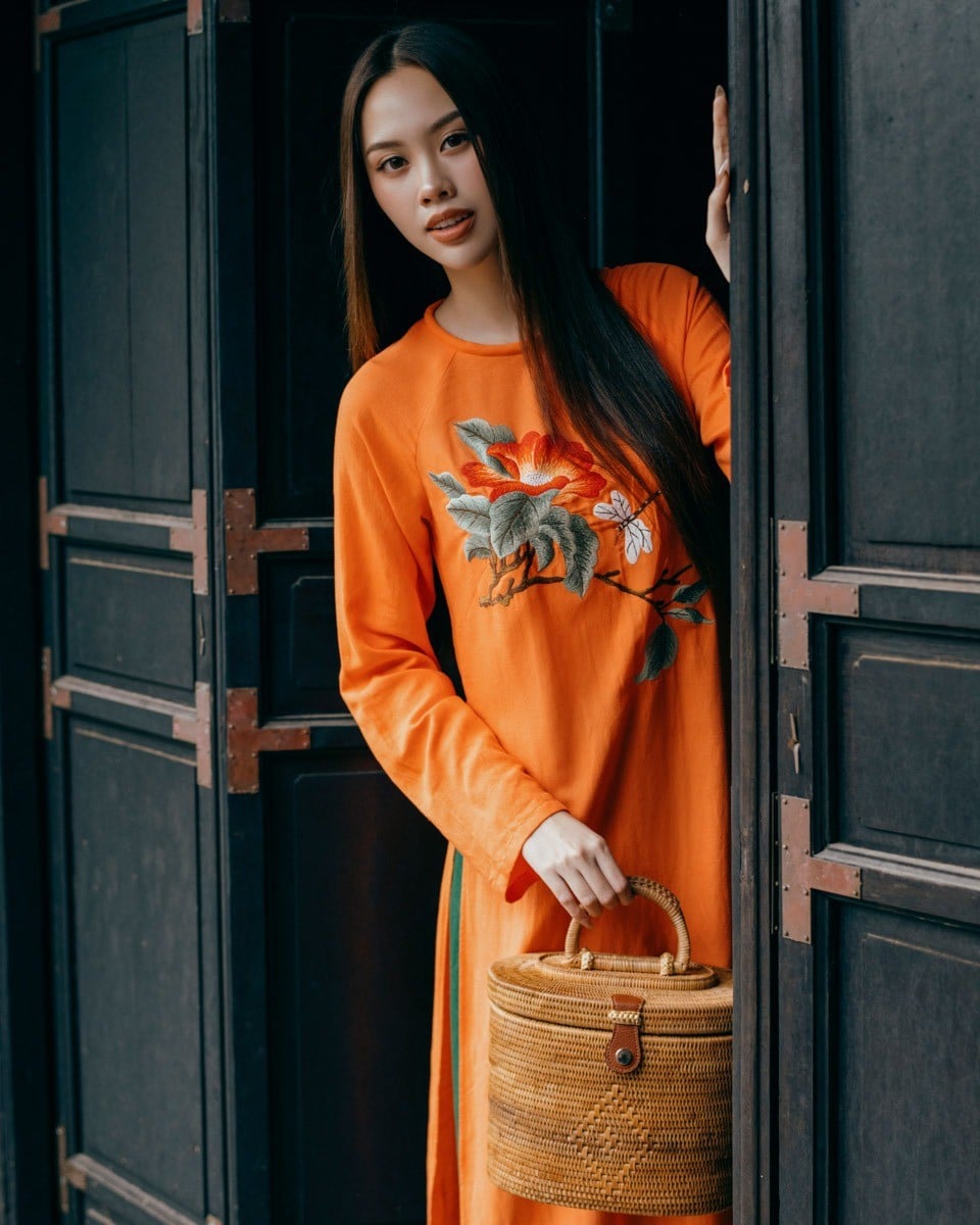 28. Áo dài lụa cam thêu hoa phù dung và chuồn chuồn
