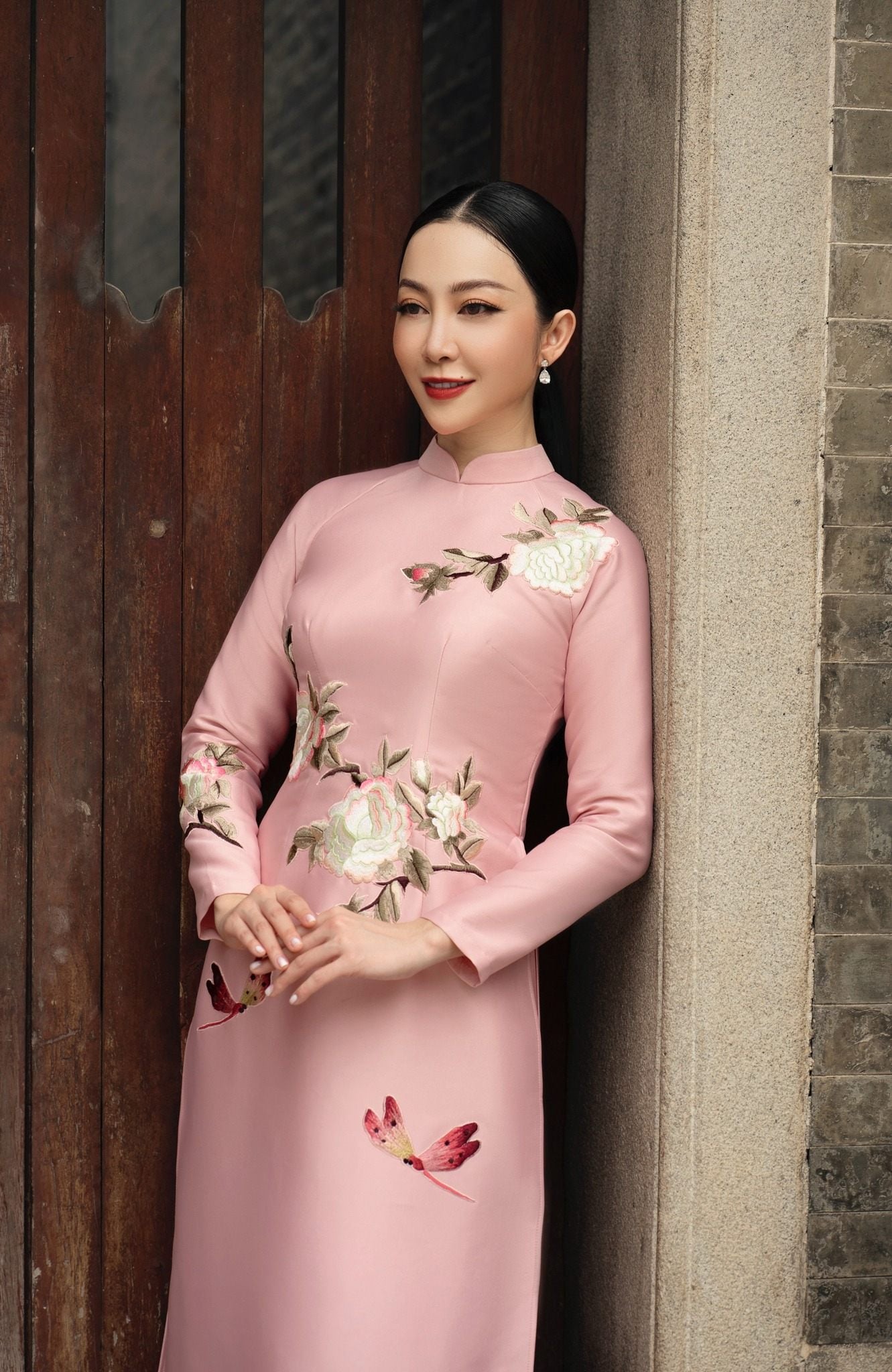 Mẫu 1: Áo dài lụa hồng thêu hoa mẫu đơn và chuồn chuồn