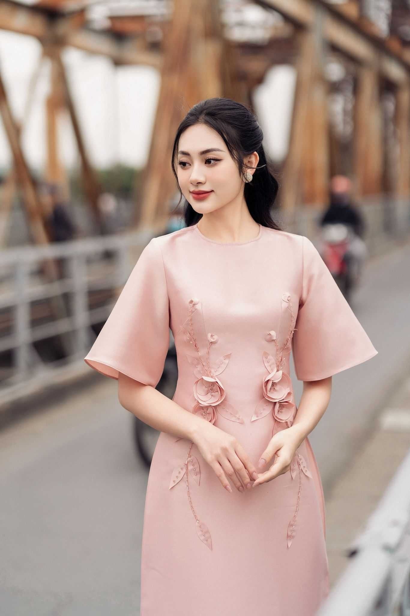 Mẫu 2: Áo dài cách tân tay loe đính hoa nổi