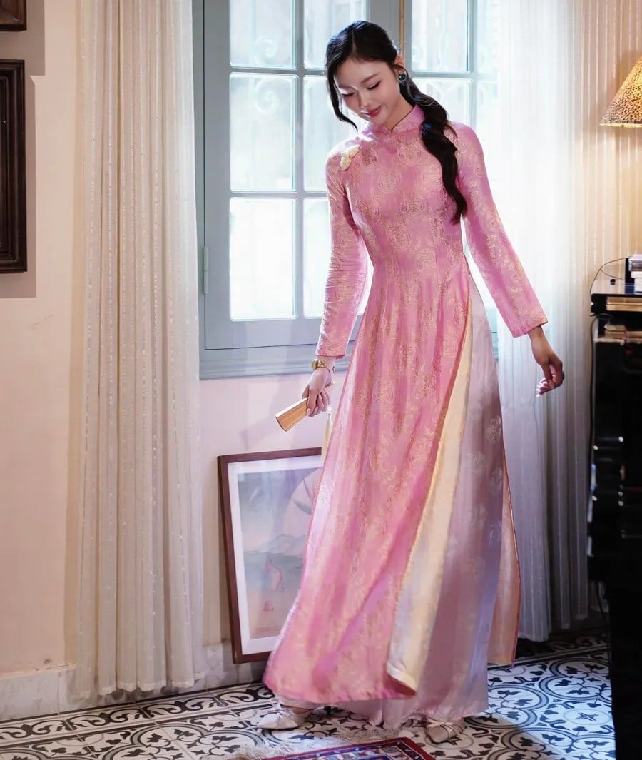 Mẫu 6: Áo dài gấm hồng họa tiết chìm sang trọng