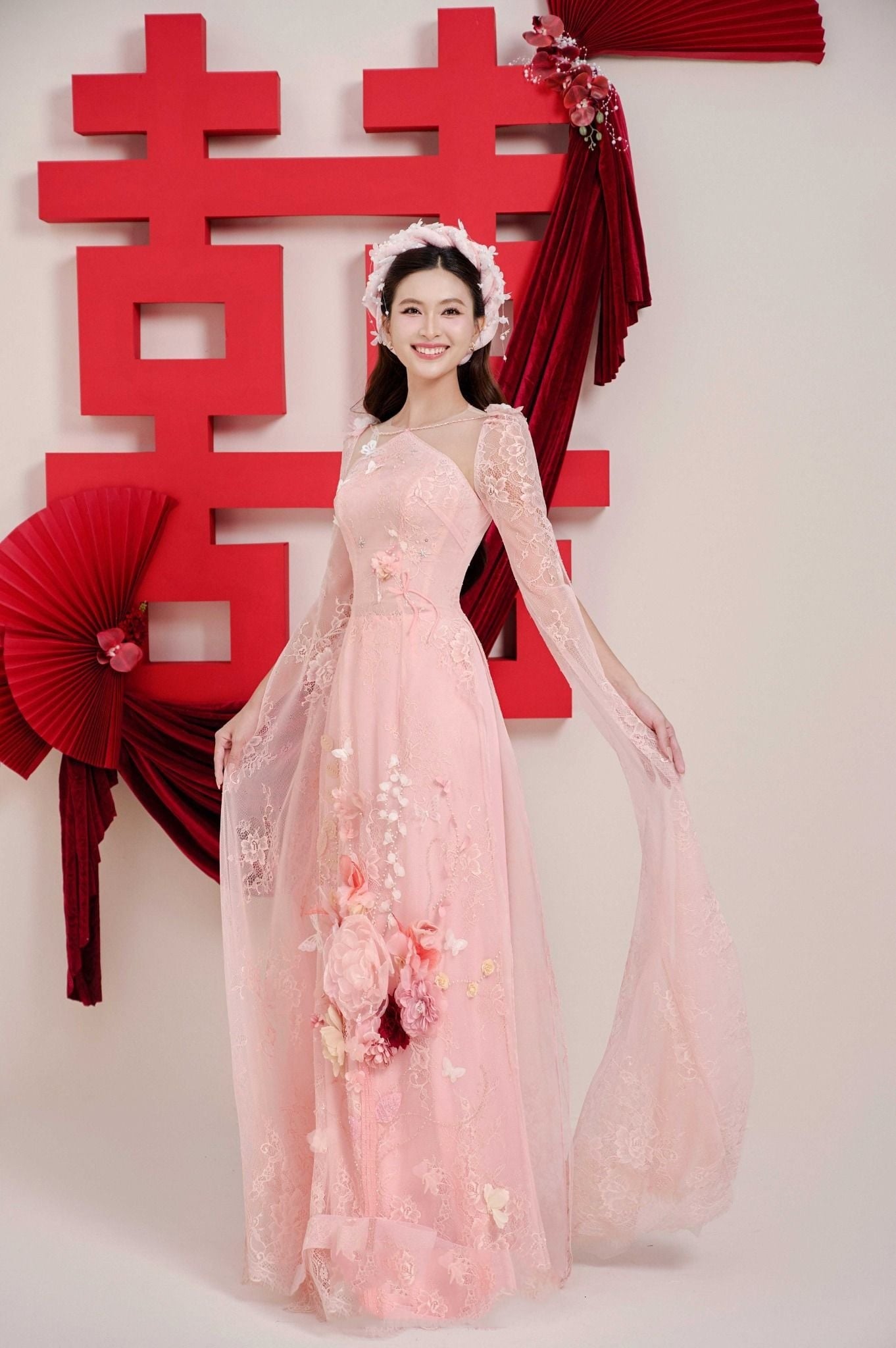 Mẫu 7: Áo dài cưới ren hồng đuôi cá lộng lẫy
