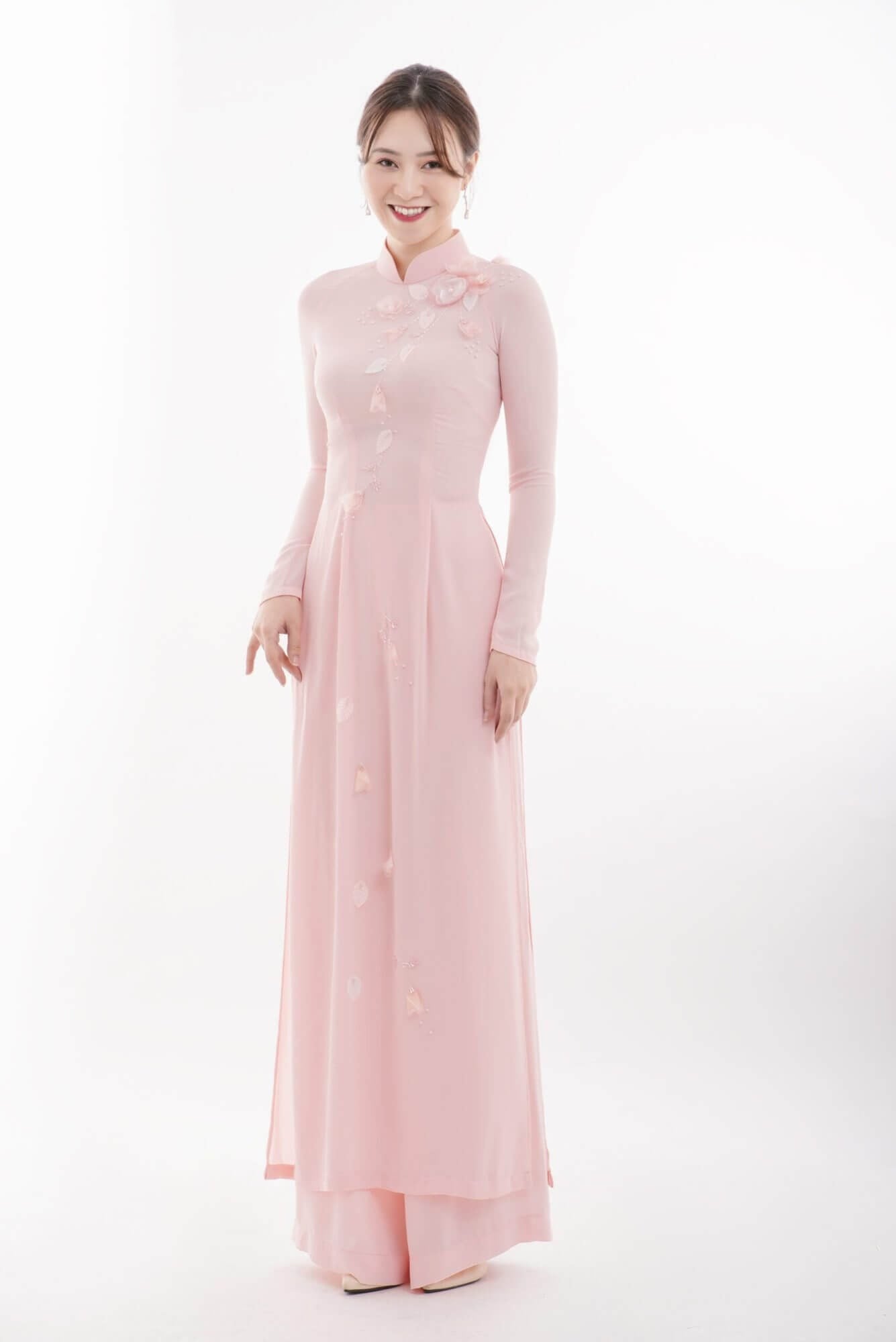 Mặc áo dài màu hồng đi giày gì?