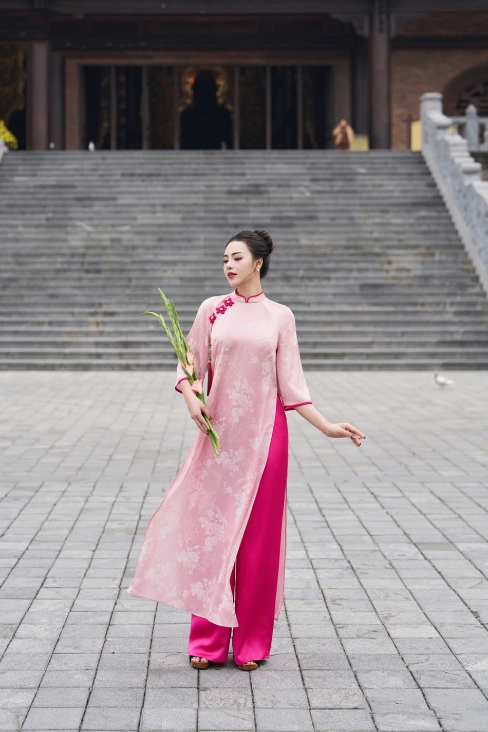 Mẫu 10: Áo dài lụa in hoa phối quần hồng đậm