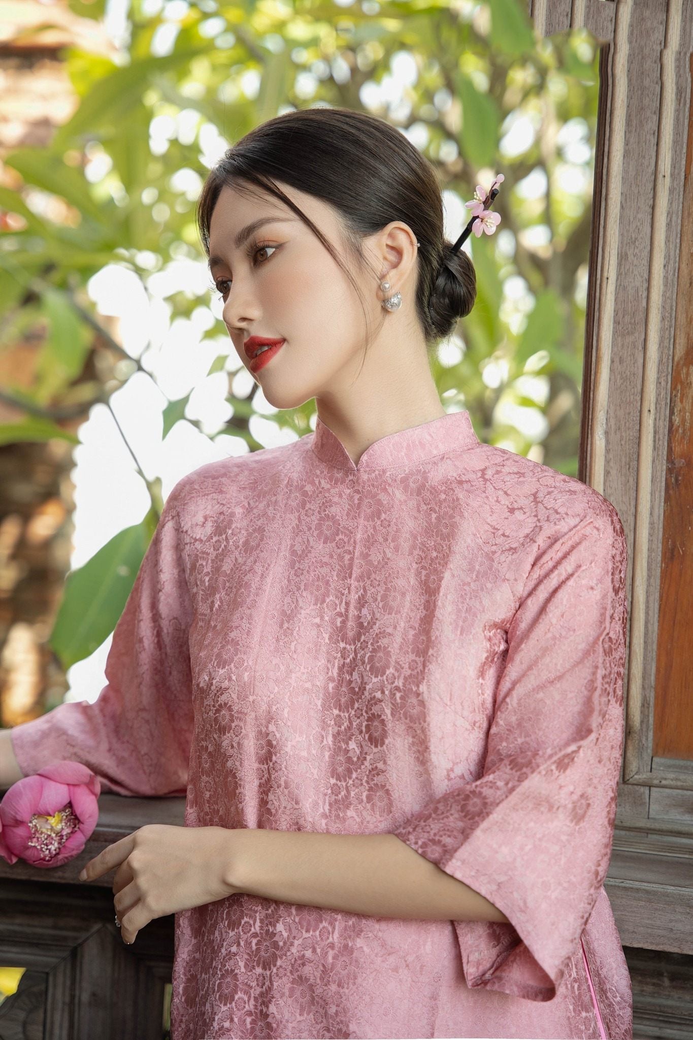 Tại sao áo dài màu hồng luôn là lựa chọn hàng đầu của phái đẹp?