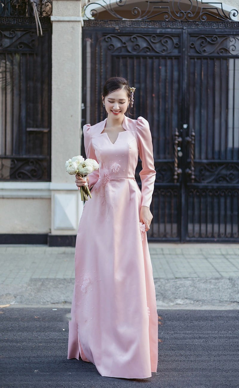 Mẫu 13: Áo dài lụa satin cổ cách điệu lạ mắt