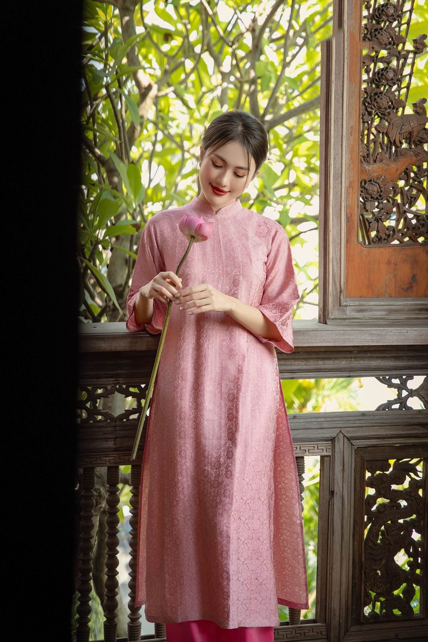 Mẫu 17: Áo dài gấm vân chìm dáng suông