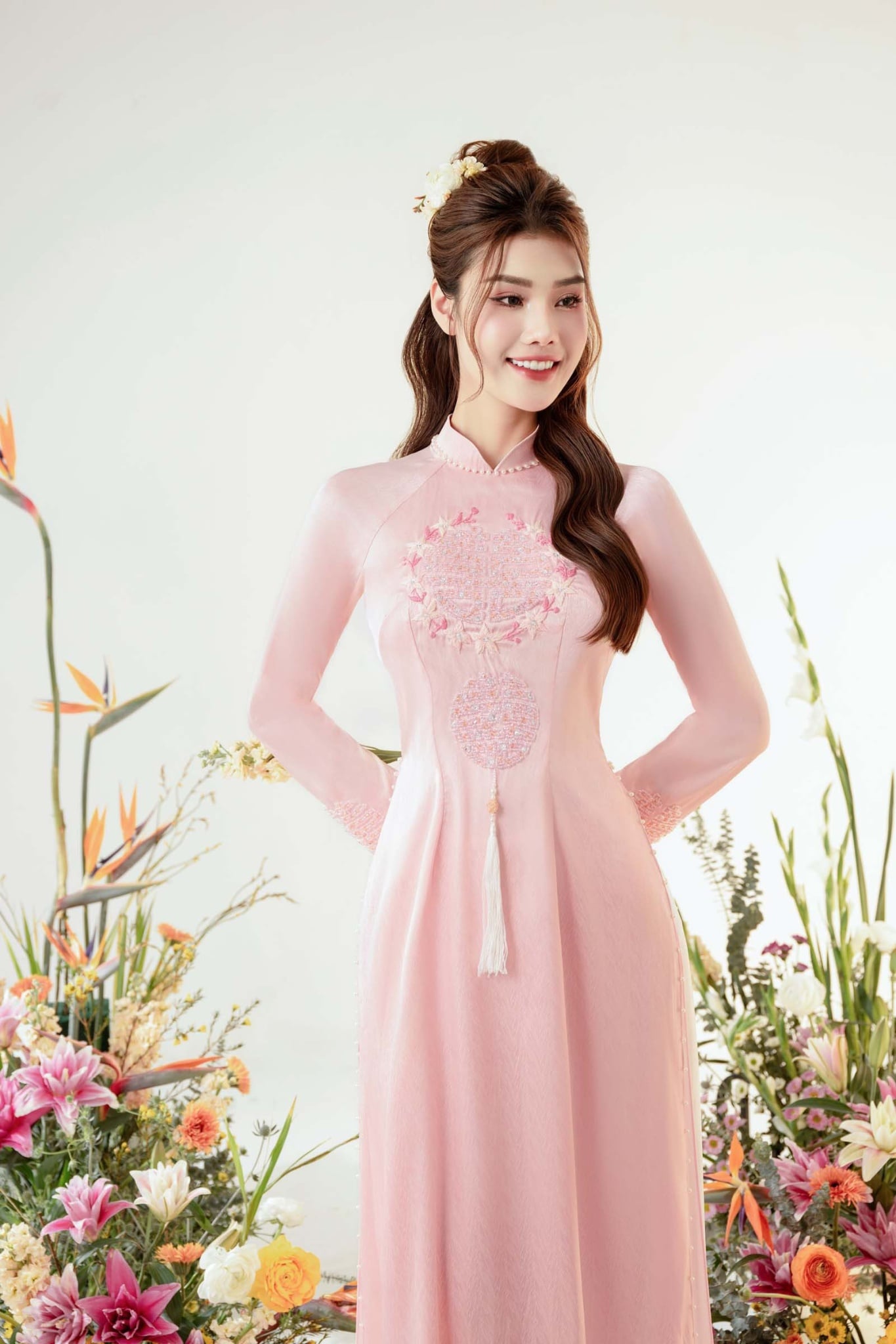 Mẫu 5: Áo dài hồng phấn thêu họa tiết tròn cổ điển